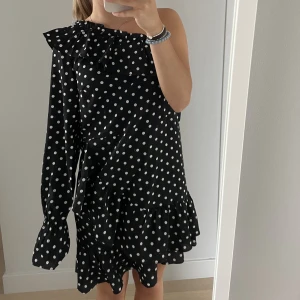 Prickig klänning  - En superfin prickig one shoulder klänning från Femme Luxe som har prislappen kvar! ❤️frakt tillkommer 