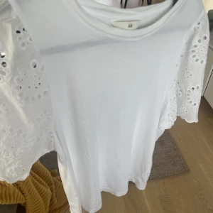 T-shirt  - Säljer denna snygga t-shirten. Använd 1 gång. Passar både S och M