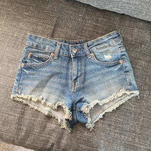 Jeansshorts  - Säljer mina lågmidjade jeansshorts från hm i storlek 32. Jättebra skick, säljer för 50kr.