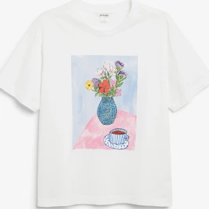 T-shirt - T-shirt med fint tryck som aldrig kommit till användning! ❤️frakt tillkommer 