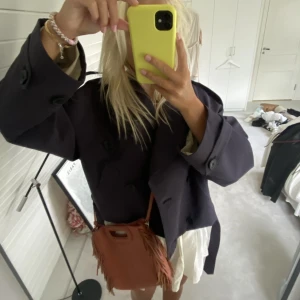 Rosa majeväska! - Så fin majeväska i rosa/persikofärg! Bra skick men lite tecken av användning på skinnet! Nypris: ca 3000kr Säljer: 1500kr