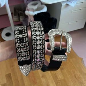 Svart bälte - Köpt second hand för 300kr men används inte längre. Super snyggt bälte och lätt att styla. Har inga fläckar på sig och är i bra kvalite. Klicka på köp om du vill köpa, kontakta om du har frågor!!