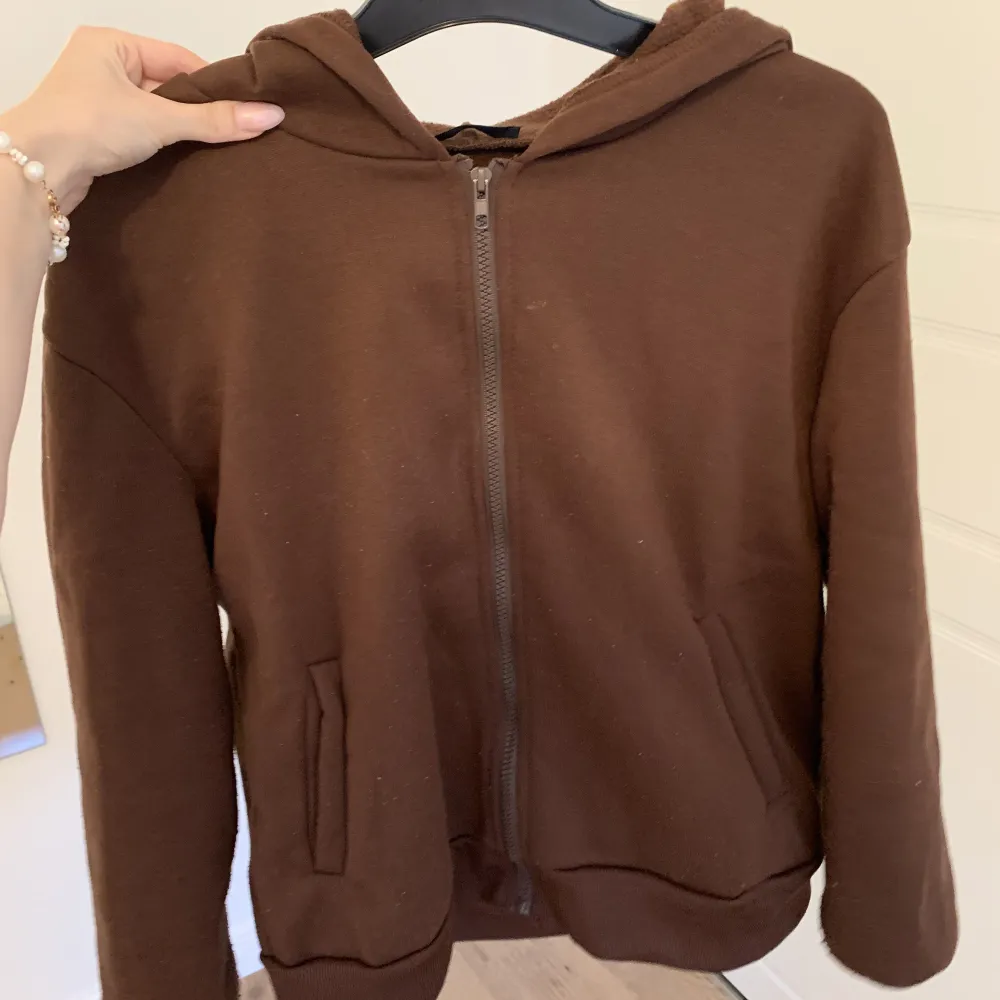 Brun zip-up hoodie från shein, därav billigare pris😊. Hoodies.
