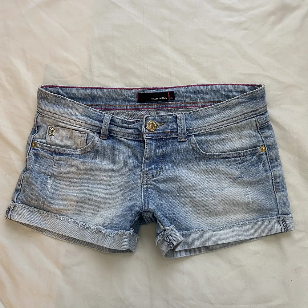 lågmidjade jeansshorts i storlek 36, midjemått: 39cm rakt över. Möts i stockholm eller fraktar 💓. Shorts.