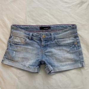 lågmidjade jeansshorts i storlek 36, midjemått: 39cm rakt över. Möts i stockholm eller fraktar 💓