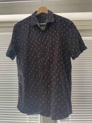 Ted baker skjorta  - Säljer pappas skjorta då dem inte används längre. Ted baker london med uppvikta armar. Mycket fint skick, nästan oanvänd. Strl L slim fit.