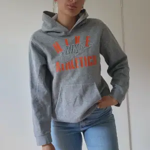 Säljer denna hoodie från nike i storlek L men skulle säga att det är en S