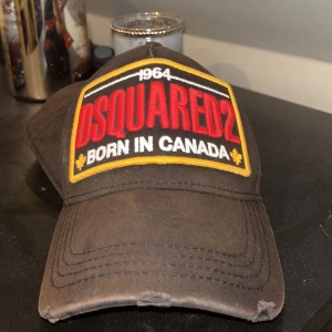 Dsquared2 keps  - Dsquared2 keps Andvänd ganska många gånger inga fläckar eller hål bara lite solbränd kostar 1700kr i nypris 