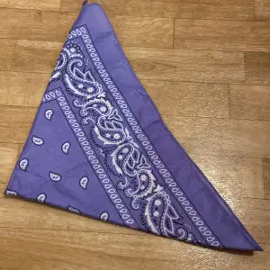 En lila bandana som köptes från shein för länge sen men aldrig användes!!:)) ps jag köper inget på shein längre pga skandalen 