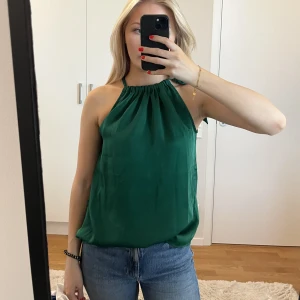 Grön topp - Söt topp som är helt oanvänd, prislapp kvar. Storlek xs, 150kr+frakt