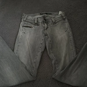 Low waisted jeans  - Säljer de här miss sixty jeansen i storlek 26, men de är insydda på tre ställen ( kan behövas sy om) kan skicka bild om någon är intresserad.