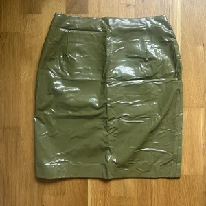 Tight kjol i läderimitation  - Kjolen ser inte skrynklig ut på - mycket fin passform! Olivgrön