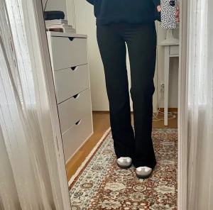 Lågmidjade kostymbyxor - Lågmidjade kostymbyxor som är vintage. De har jättefin knäppning med fyra knappar. Jag är 170. ❤️ Midjemått: 39 cm Innerbenslängd: 88 cm Benvidd: 27 cm Om du vill ha fler bilder, var gärna specifik med vad du vill ha bild på❤️🥰🫶🏻. 