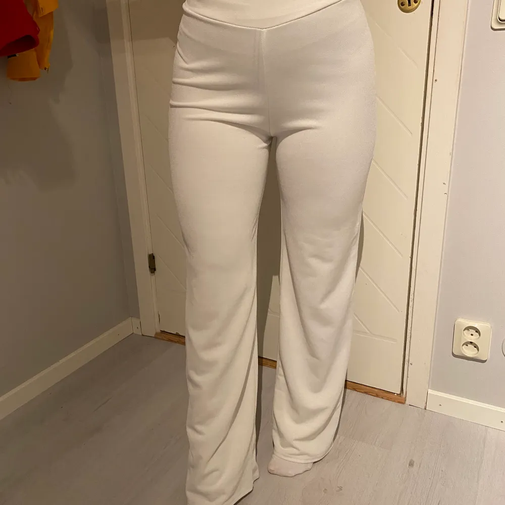 Vit kostymbyxa från Nelly storlek XS. Jeans & Byxor.
