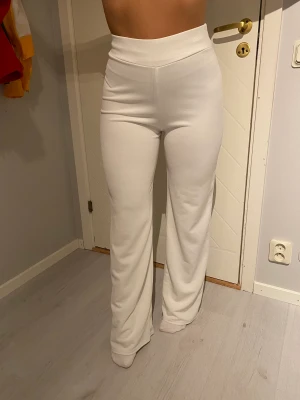 Kostymbyxa - Vit kostymbyxa från Nelly storlek XS