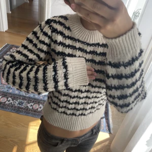 Stickad tröja - Randig stickad tröja ifrån Mango! Storlek xs och köpt i höstas 💞 Använd fåtal gånger och inte nopprig 👌🏻 100kr plus frakt 💗