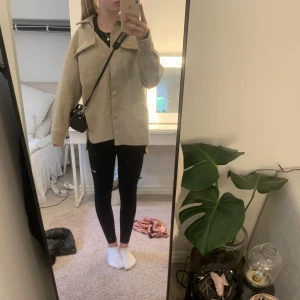 Kappa - Beige kappa från zara i storle S. Skulle dock säga att den är väldigt stor i storleken. Jag är 167 för referens. 💕