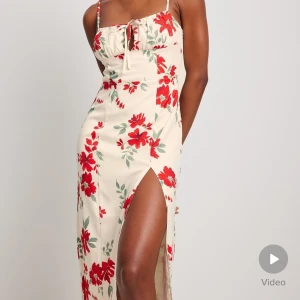 Klänning-NA-KD ♡ -  Säljer ny klänning från ✨️NA-KD✨️då den passar inte mig. Prislappen sitter kvar. Jag köpte den för 399 men säljer den för 300. 🌺 