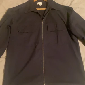 H&M Overshirt  - Skit snygg overshirt från hm Absolut inga skador och precis som ny.  Köptes på plick men väljer tillslut att sälja (ska köpa ny) Pris kan diskuteras 