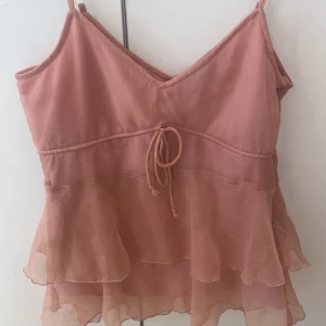 Jättesnygg topp/linne - Jättesnygg topp  liten skada vid dragkedjan  hade behållit det om den inte var fel storlek 