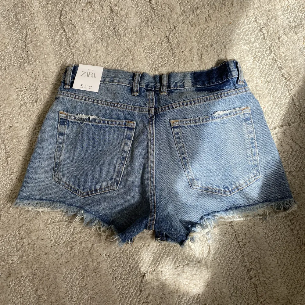 Superfina trendiga mid/low waist jeansshorts från zara! Tryck gärna på ”köp nu”!🥰. Shorts.