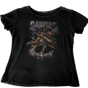 Pantera t-shirt - Pantera t-shirt i storlek XL (känns max som en L), jag är en S och brukar använda den som en lite oversized tröja 😊