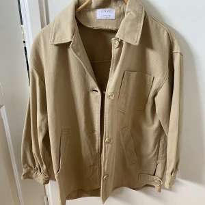 Vårjacka - Beige jacka i denim från zara kids. Den har inga defekter och är inte använd på flera år. Hör gärna av dig om du vill ha fler bilder osv!😊