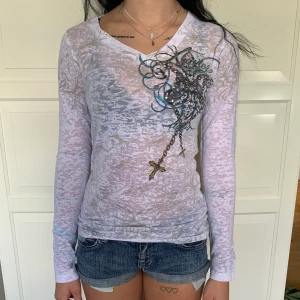 Tröja  - Världens coolaste tröja med snygga tyck och stenar! Har tappat några stenar och har ett liitet hål. Storlek xs. 100kr plus frakt