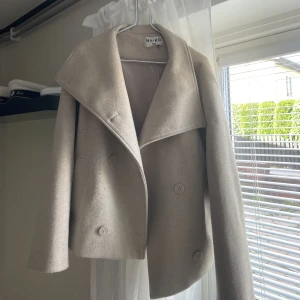 Kappa - Beige kort kappa från NA-KD. Lite nopprig men fortfarande fint skick🥰