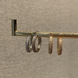 Örhängen  - Säljer mina fina glittriga örhängen, köpta på TjMaxx i usa. Köptes var för sig 200kr paret (400kr tot), säljer båda för 140kr💗