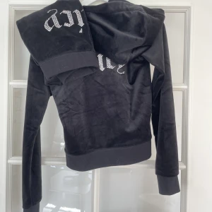 Juicy set med text - Sjukt snyggt juicy sett med text på både tröjan och byxorna. JÄTTEBRA skick och alla diamanter sitter kvar. Byxorna är för korta och det är enda anledningen till varför settet säljs. Xxs på byxorna och xs på tröjan.