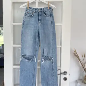Jättefina jeans, vida med hål i bra skick