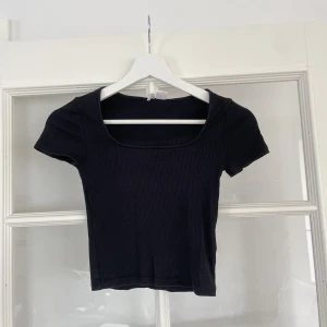 Uringad T-shirt  - Jättefin ribbad T-shirt i bra skick. Uringad.