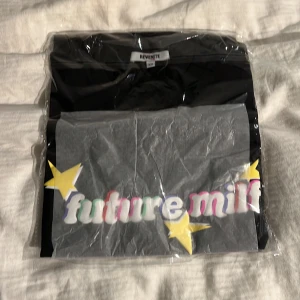 Revenite  - Future milf tröja helt oöppnad storlek XS