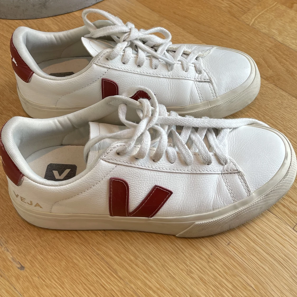 Röda veja skor - 91