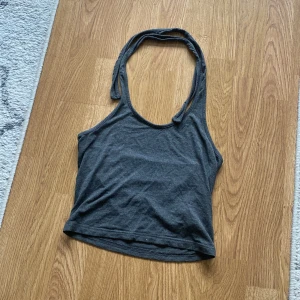 Halterneck topp från Shein grå  - En grå  halterneck topp med knyt runt halsen från Shein i storlek S 