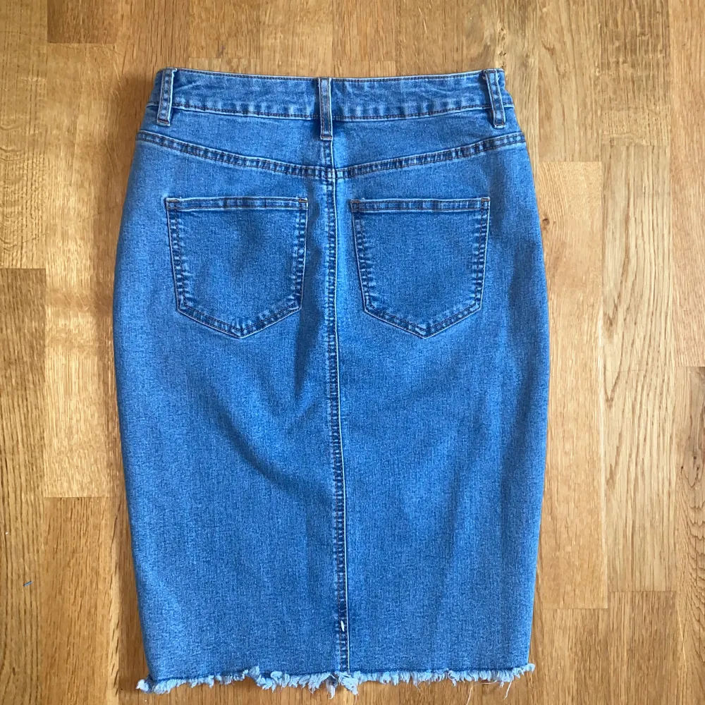 Blå jeanskjol köpt i Vero Moda. Jeanskjolen är knälång och i storlek XS. Använd ett fåtal gånger.. Kjolar.