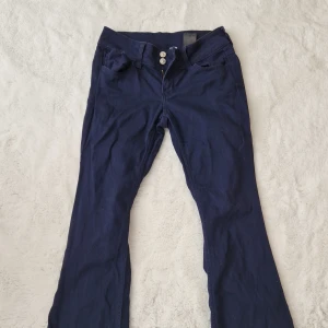 Blå bootcut hm - Ett par bootcut jeans från hm i storlek 36💞