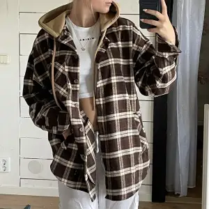 Tunnare oversize hoodie köpt från New Yorker  Använd fåtal gånger  Kompletterar alla sorters looks 