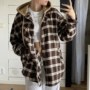 Oversize hoodie/kofta  - Tunnare oversize hoodie köpt från New Yorker  Använd fåtal gånger  Kompletterar alla sorters looks 