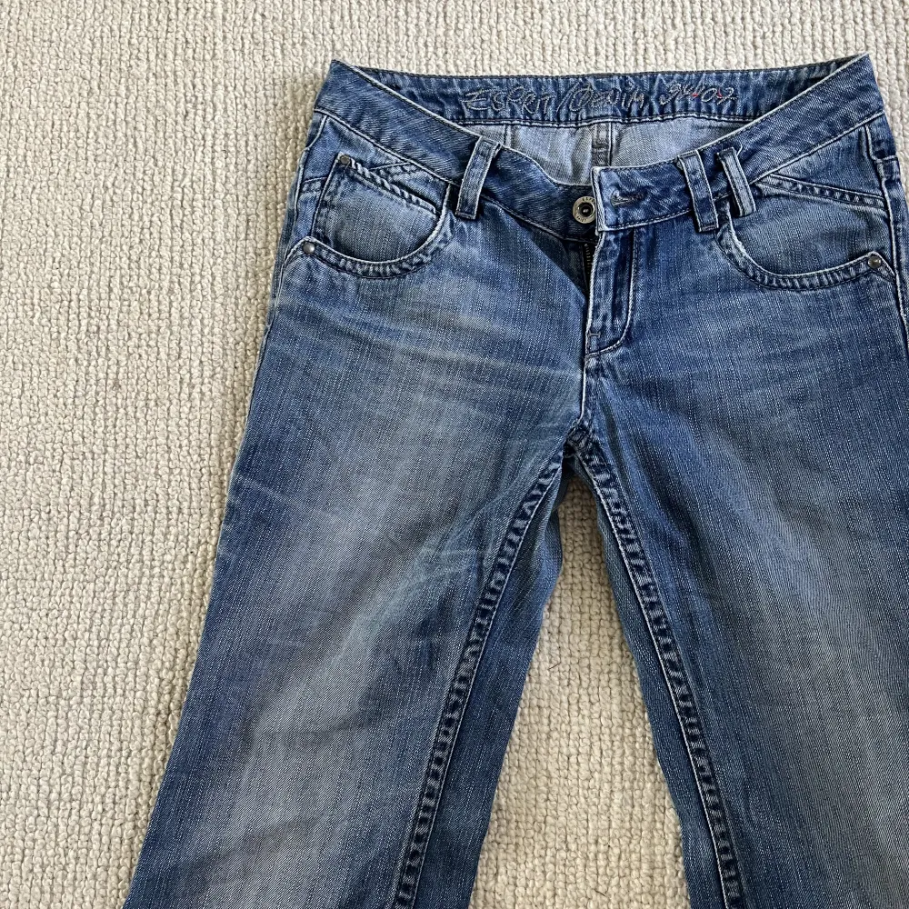 Säljer dessa vintage lågmidjade esprit jeans, bra skick, okänd storlek men skulle säga s/m💓. Jeans & Byxor.