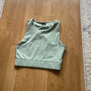 Träningstopp från Gina Tricot ljusgrön S - En träningstopp i storlek S från Gina Tricot i ljusgrön 