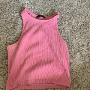 Rosa croppad topp  - Rosa croppad topp från Chiquelle i Small. Slutsåld på hemsidan.