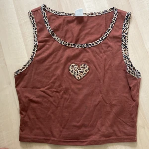 Tank top - Linne med leopard hjärta och leopard kanter . Har aldrig använt den endast testad
