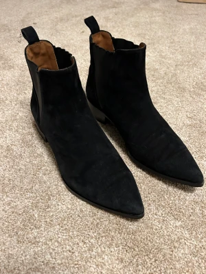  Svarta mockaboots från &orher stories - Väldigt snygga och bekväma vardagsskor från &other stories. Säljes pga. utrensning av garderob. Sparsamt använda. Kan skicka mer bilder vid behov. 