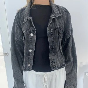 Jeansjacka - Jeansjacka från nakd. Endast använd en gång och i fint skick 🩵 Modellen är 178 cm lång. 