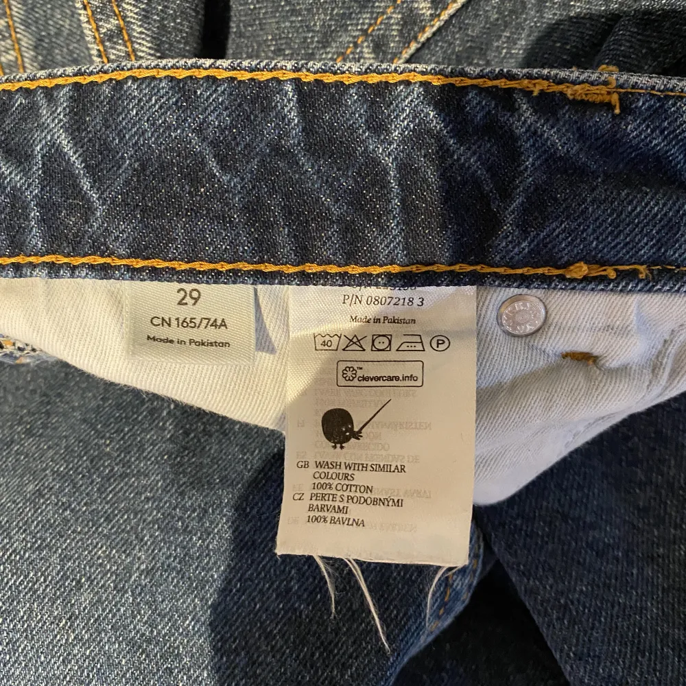 Mörkblåa jeans från monki, högmidjade. Säljer då de är för stora för mig. Använt Max 3 gånger, inget slitage.  Skriv privat ifall intresse finns!. Jeans & Byxor.