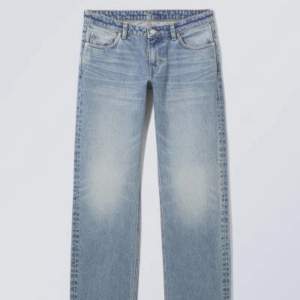 Säljer supersnygga Weekday jeans i modellen Arrow low. Köpta här på plick men tyvärr var färgen inte som jag trodde därav säljer jag dem. Fint skick, som nya. Skriv för egna bilder och mått.