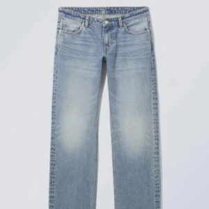 Arrow Low jeans - Säljer supersnygga Weekday jeans i modellen Arrow low. Köpta här på plick men tyvärr var färgen inte som jag trodde därav säljer jag dem. Fint skick, som nya. Skriv för egna bilder och mått.