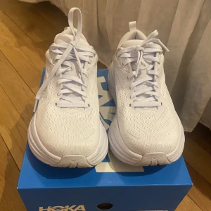 Hoka Bondi 8  - Hoka Bondi 8 white / vita i storlek 39 1/3, använda en gång på en kort promenad.  Nypris 2200kr